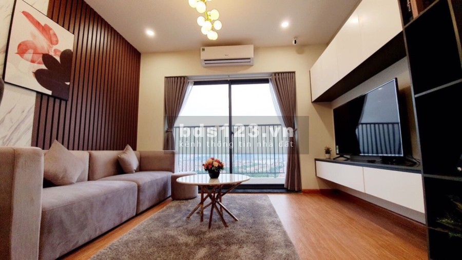 Chính chủ bán căn 83 m2 hướng Đông Nam tầng cao view Vinhomes, đã có sổ chỉ 2,302tỷ. LH 0909860283