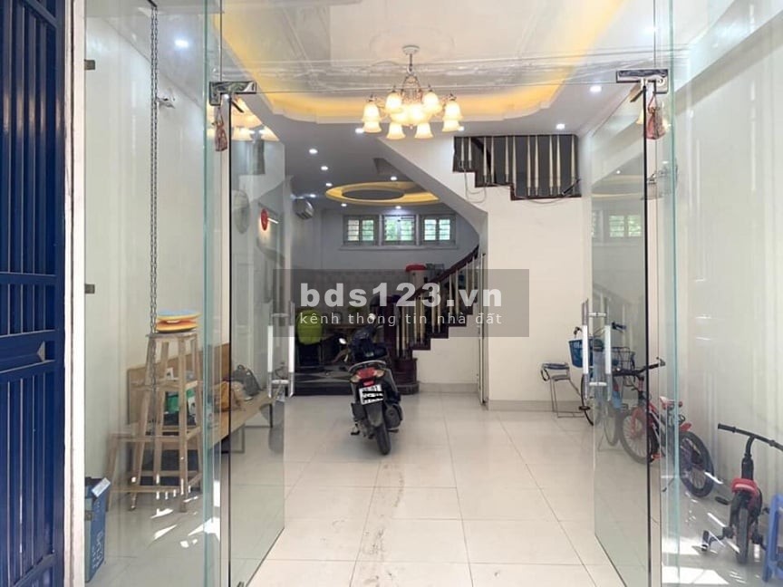 Bán nhà tuyệt đẹp phố Trần Khát Chân xách vali về ở luôn dt 36m2, giá 2.7 tỷ, sổ sẵn