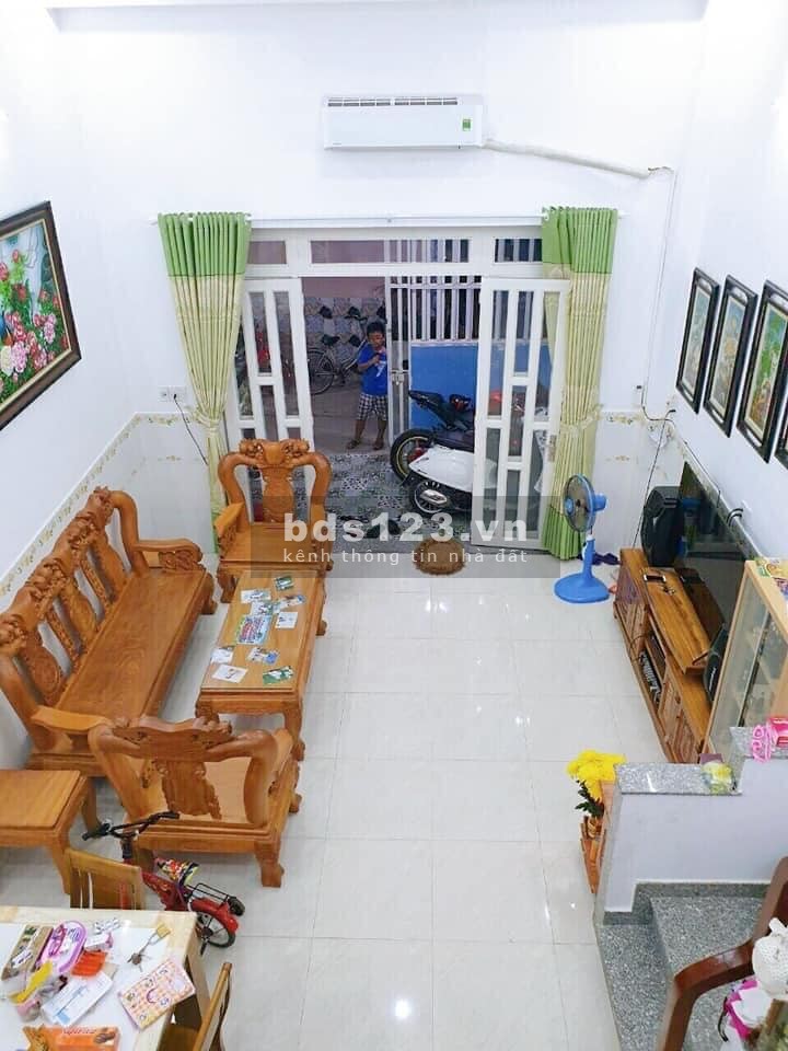 Rất cần tiền bán gấp, sát mặt tiền đường Trường Chinh, Tân Bình, diện tích 46m2, 2 tầng