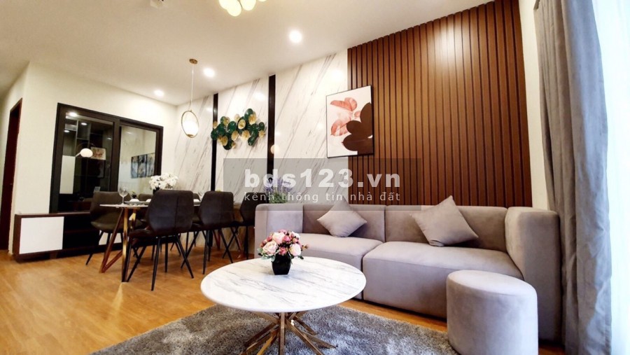 Chính chủ bán căn 83 m2 hướng Đông Nam tầng cao view Vinhomes, đã có sổ chỉ 2,302tỷ. LH 0909860283