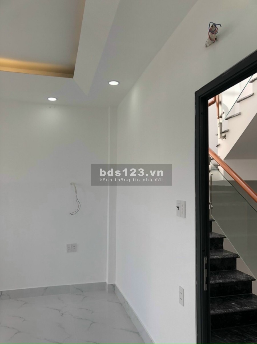 Bán nhà phố 2 lầu sang trọng đường D10 khu đô thị South Wave Nam Sài Gòn, sổ sẵn