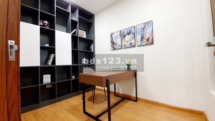 Chính chủ bán căn 83 m2 hướng Đông Nam tầng cao view Vinhomes, đã có sổ chỉ 2,302tỷ. LH 0909860283