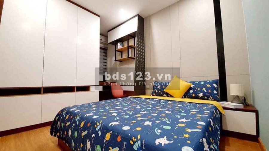 Chính chủ bán căn 83 m2 hướng Đông Nam tầng cao view Vinhomes, đã có sổ chỉ 2,302tỷ. LH 0909860283
