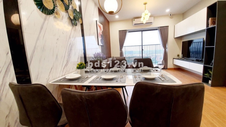 Chính chủ bán căn 83 m2 hướng Đông Nam tầng cao view Vinhomes, đã có sổ chỉ 2,302tỷ. LH 0909860283