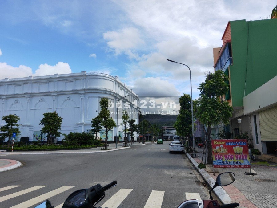 Bán đất cạnh Vincom Cẩm Phả mặt tiền rộng. Vị trí thuận lợi kinh doanh, giá tốt, đủ tiện ích