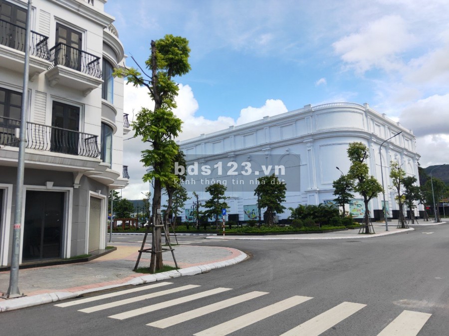 Bán đất cạnh Vincom Cẩm Phả mặt tiền rộng. Vị trí thuận lợi kinh doanh, giá tốt, đủ tiện ích