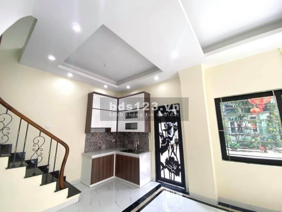 Bán Nhà Giáp Bát vô vàn tiện ích diện tích sử dụng 43m2, gía bán 3 tỷ, đúc kiên cố 4 tầng