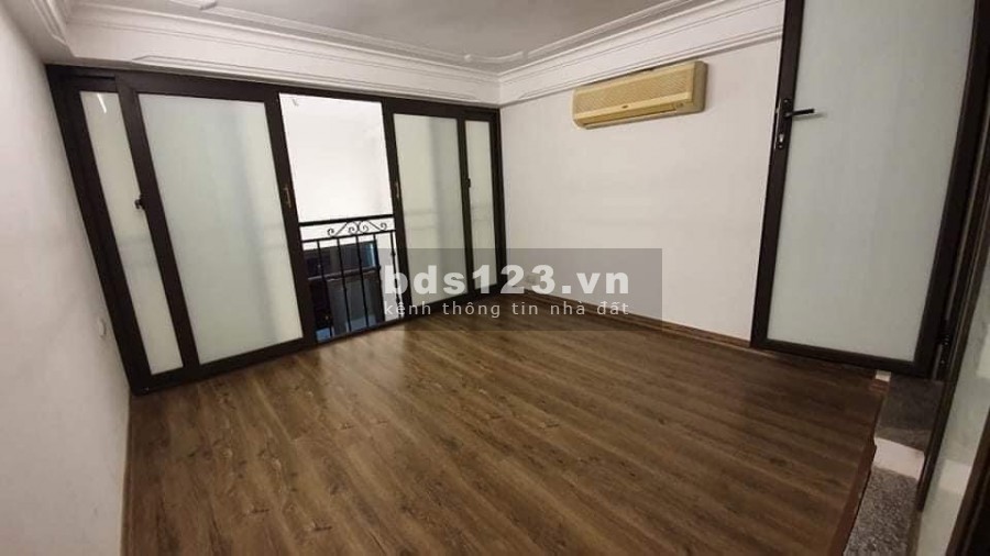 Nhà phố Nguyễn Văn Cừ nhà xây kiên cố xe 5 tạ đỗ cửa vị trí trung tâm Quận Long Biên