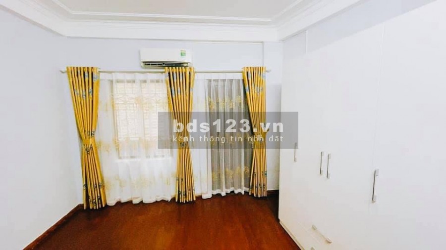 Nhà phố Nguyễn Văn Cừ nhà xây kiên cố xe 5 tạ đỗ cửa vị trí trung tâm Quận Long Biên
