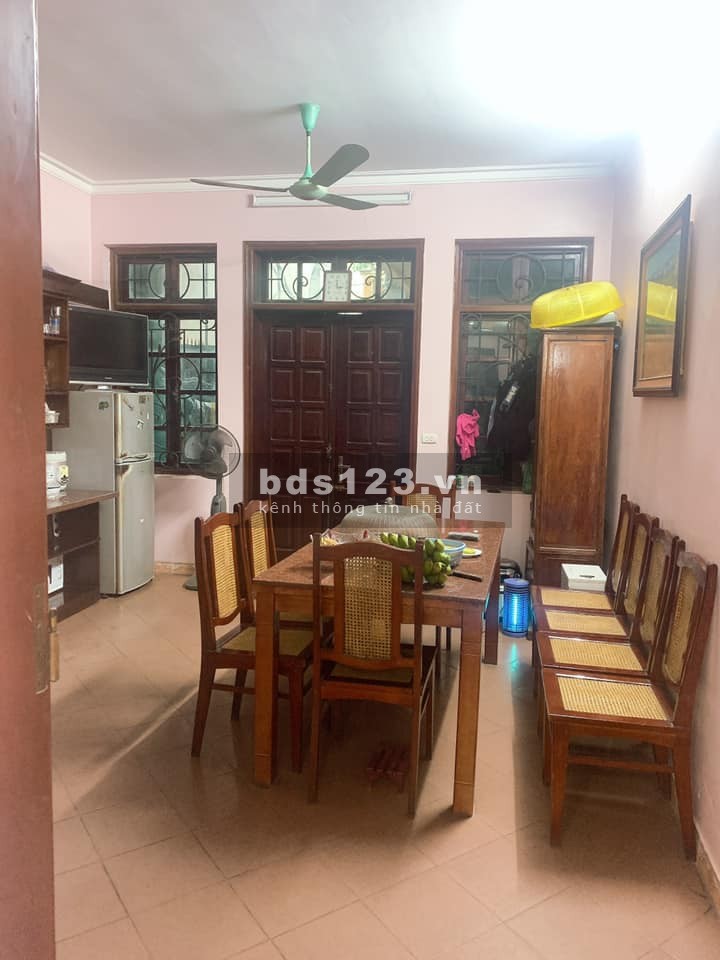Nhà bán Cầu Giấy diện tích sử dụng 110m2 4 tầng mt 4.5m chỉ 9.9 tỷ 2 mặt thoáng trước sau