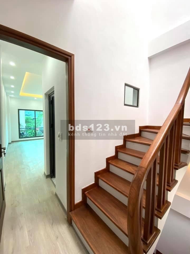 Bán nhà Cầu Giấy, dt 55m2, 5 tầng, giá 4.6 tỷ, nhà mới, 2 mặt thoáng, view công viên cây xanh
