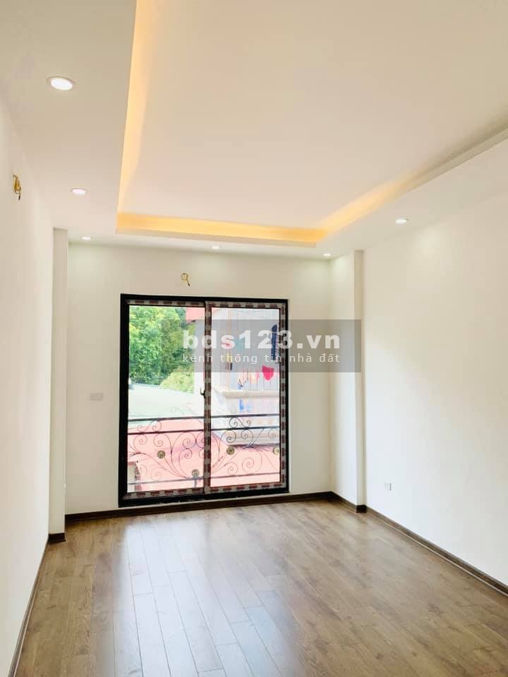 Nhà đẹp ở ngay tổ 12 phố Trạm, quận Long Biên, ô tô, 35m2, 5 Tầng, giá chào 2.5tỷ 