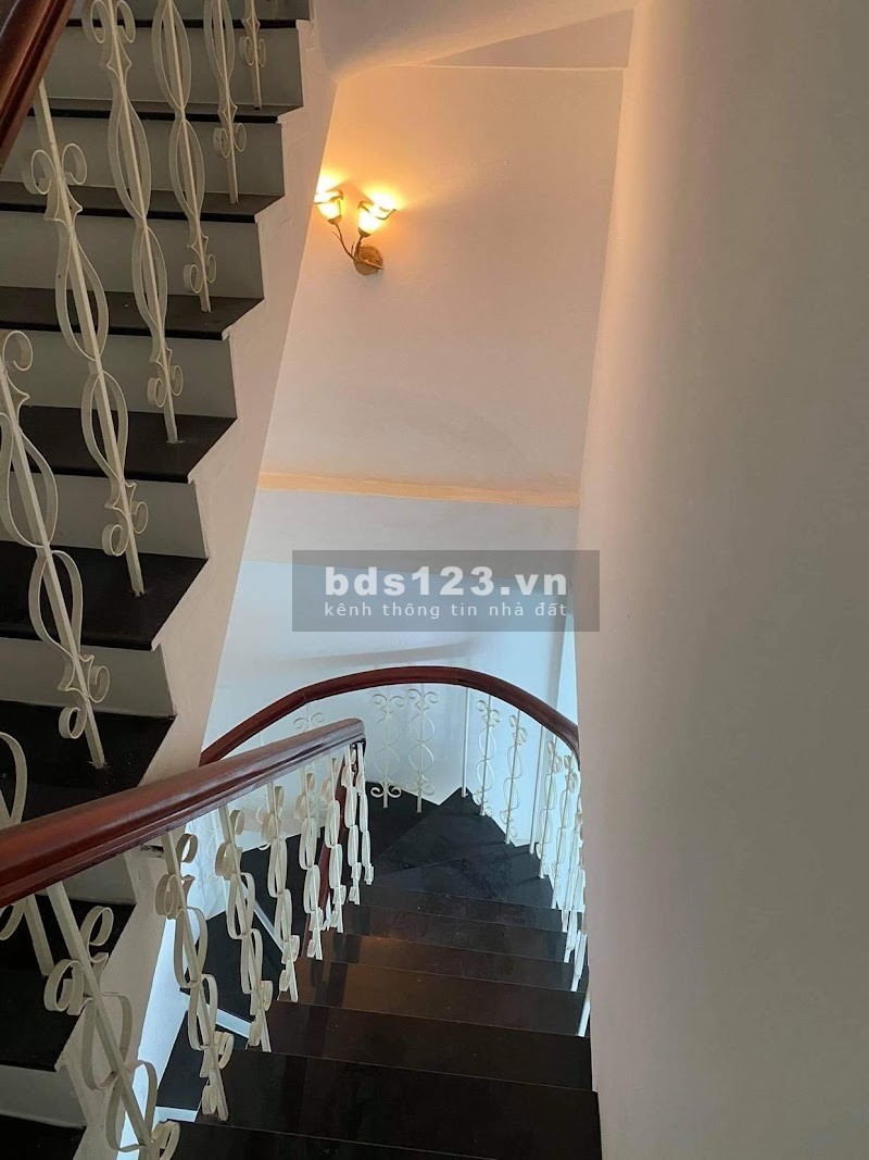 Bán nhà hẻm xe hơi đường 3 Tháng 2, Quận 10, DT: 4,3x8m, 1 trệt 3 lầu