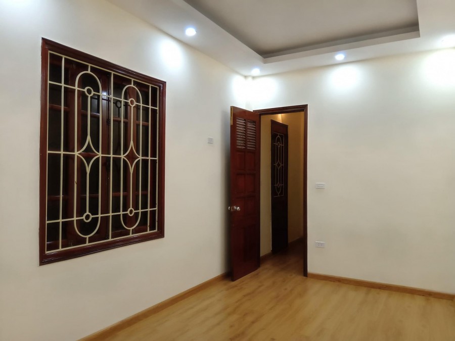 Bán nhà Ngã Tư Sở, Thanh Xuân 33m2, 5 tầng, giá 3.7 tỷ. Ô tô đỗ cửa, lô góc thoáng