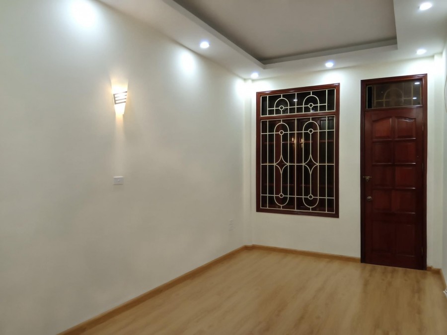Bán nhà Ngã Tư Sở, Thanh Xuân 33m2, 5 tầng, giá 3.7 tỷ. Ô tô đỗ cửa, lô góc thoáng