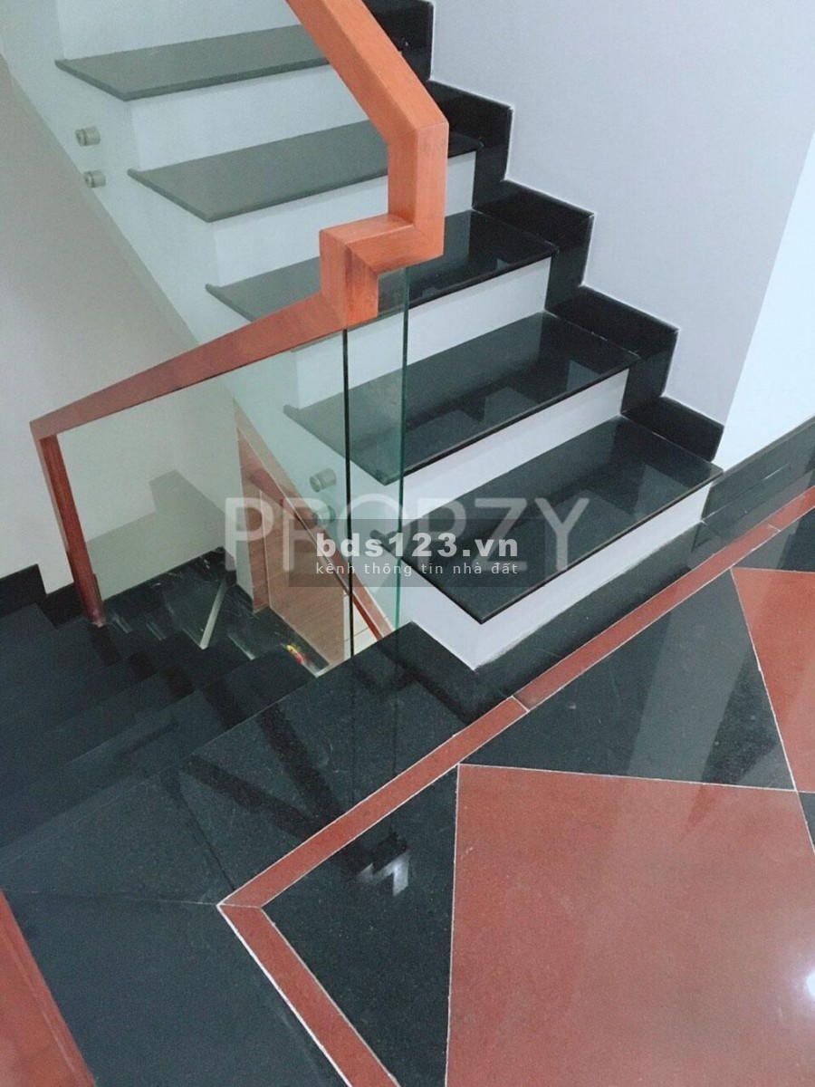 Nhà nguyên căn còn mới hẻm xe hơi rộng rãi bê tông cốt thép 4 tấm, giá chỉ 6.9 tỷ, lhcc