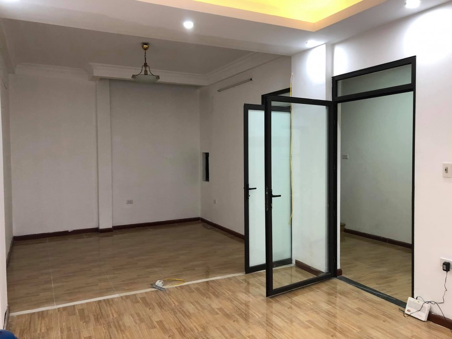 Bán nhà nguyên căn mặt phố Nguyễn Khang Quận Cầu Giấy, đúc kiên cố 4 tầng, thông thoáng