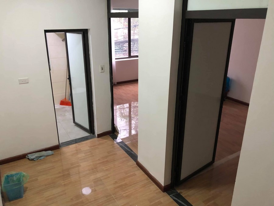 Bán nhà nguyên căn mặt phố Nguyễn Khang Quận Cầu Giấy, đúc kiên cố 4 tầng, thông thoáng