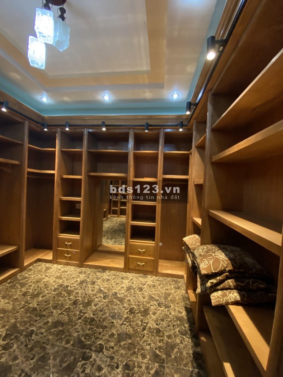 Bán biệt thự 3 tầng mặt phố trung tâm HD, dt 212m2, 7 phòng ngủ, sân cổng, cực đẹp, giá tốt, VIP