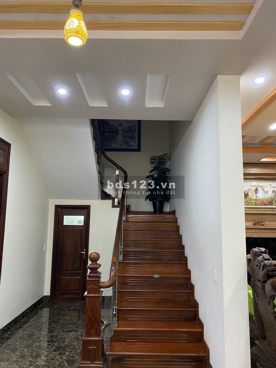 Bán biệt thự 3 tầng mặt phố trung tâm HD, dt 212m2, 7 phòng ngủ, sân cổng, cực đẹp, giá tốt, VIP