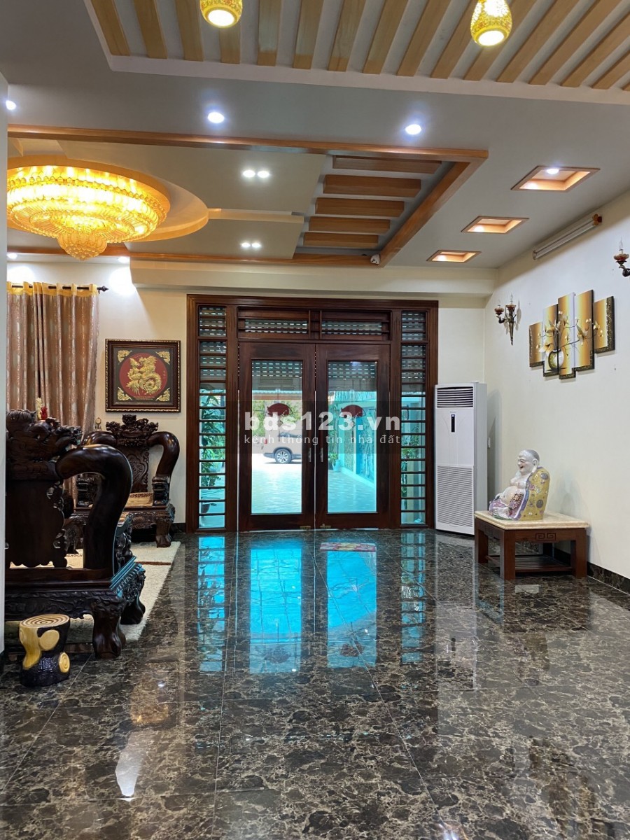 Bán biệt thự 3 tầng mặt phố trung tâm HD, dt 212m2, 7 phòng ngủ, sân cổng, cực đẹp, giá tốt, VIP