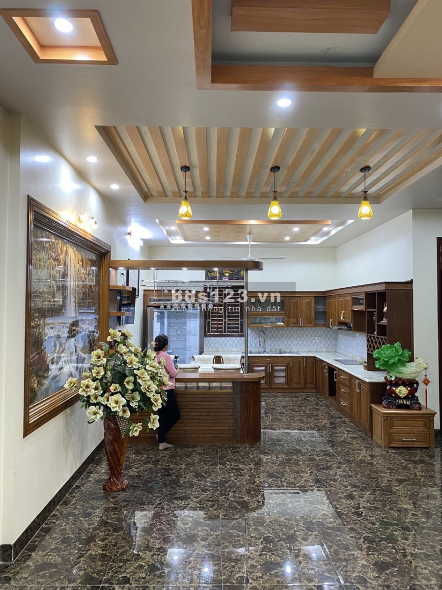 Bán biệt thự 3 tầng mặt phố trung tâm HD, dt 212m2, 7 phòng ngủ, sân cổng, cực đẹp, giá tốt, VIP