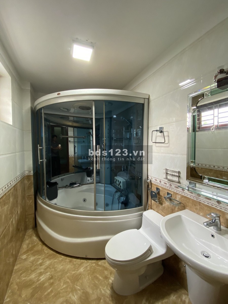 Bán biệt thự 3 tầng mặt phố trung tâm HD, dt 212m2, 7 phòng ngủ, sân cổng, cực đẹp, giá tốt, VIP