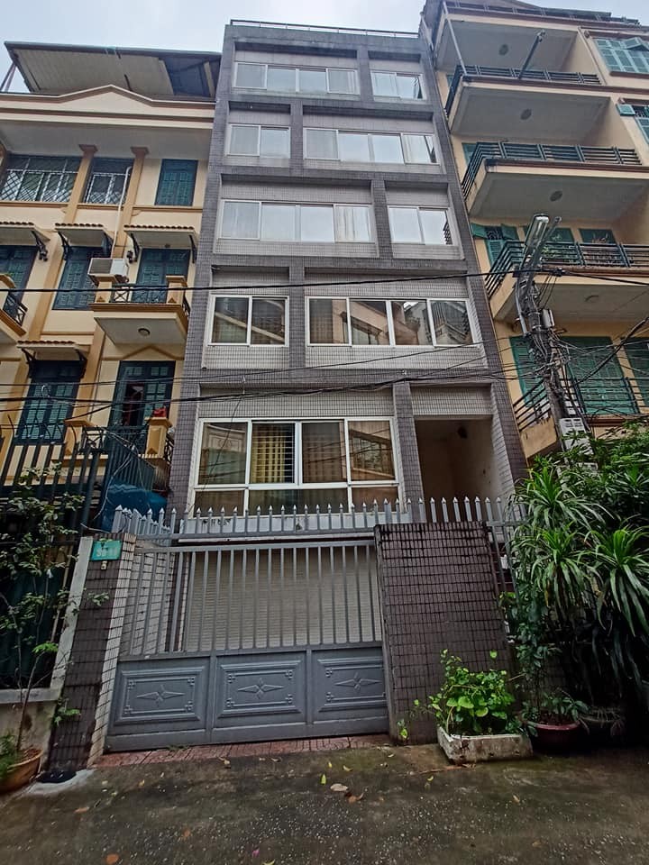 Tôi cần bán nhà ở 106 Hoàng Quốc Việt, đúc 7 tầng, dt 55m2, khu phân lô Ô tô tránh