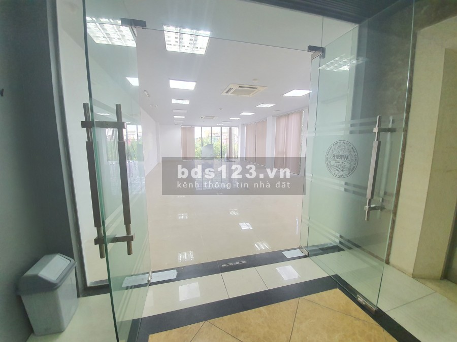 Cho thuê văn phòng 80m2 view đẹp, ánh sáng tự nhiên tại mặt phố Chùa Láng, Đống Đa, Hà Nội