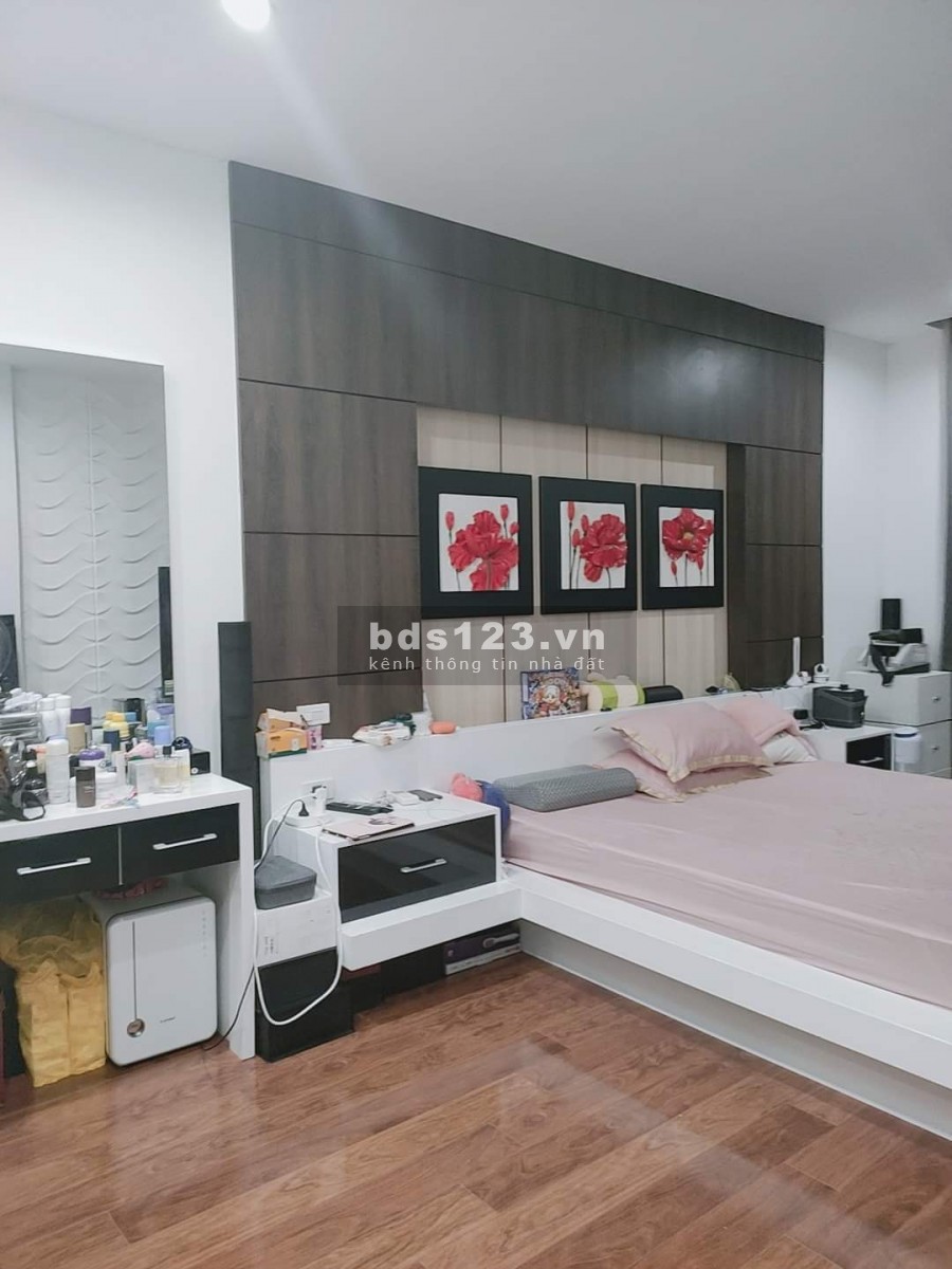 Bán nhà hiếm phố Lạc Trung, kinh doanh đắc địa, gara ô tô dt 61m2, giá 8.9 tỷ, lh 0833736563