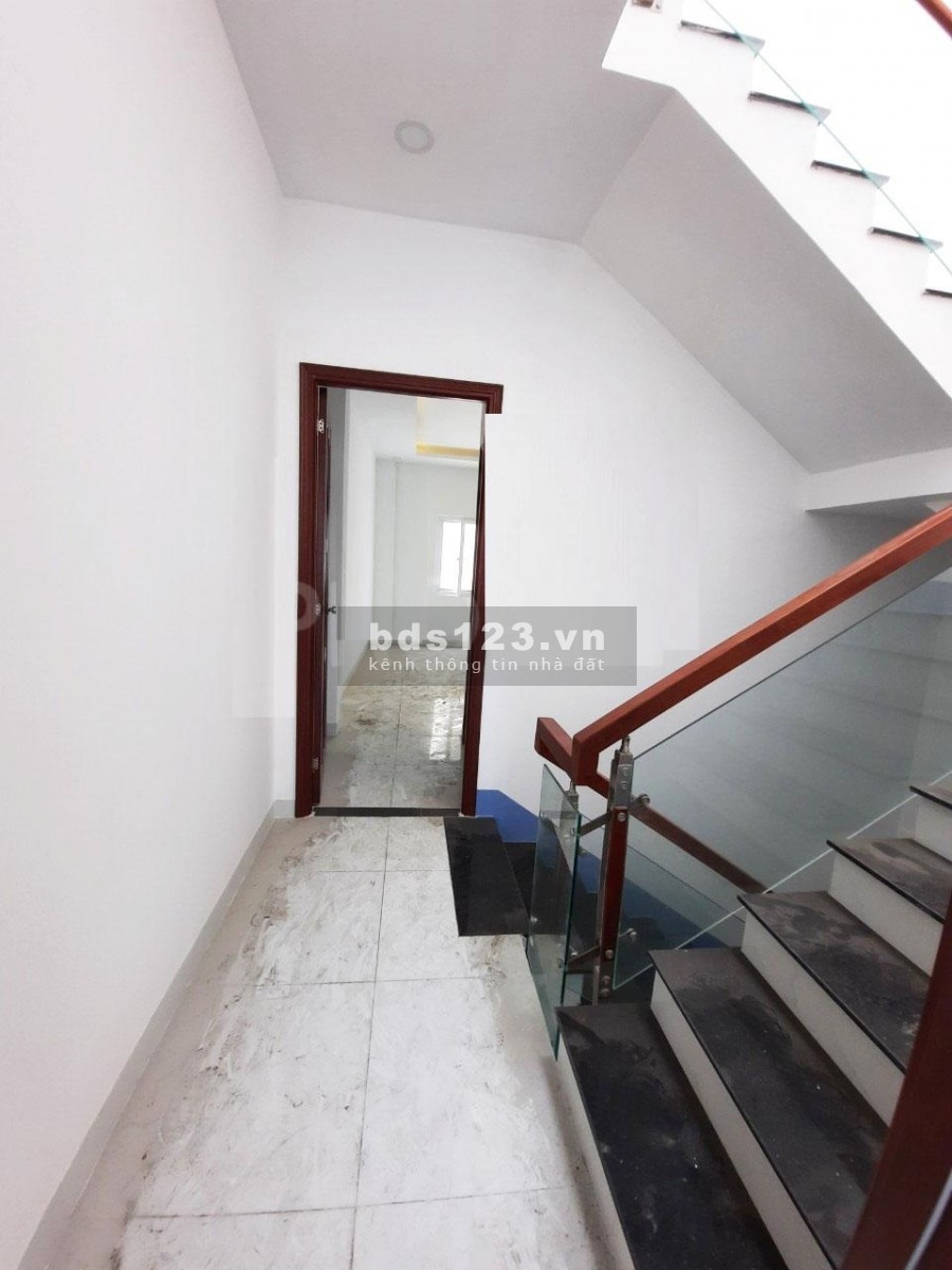 Nhà nguyên căn mặt tiền diện tích 4mx16m, đúc bê tông cốt thép vuông vức vào ở liền, lhcc