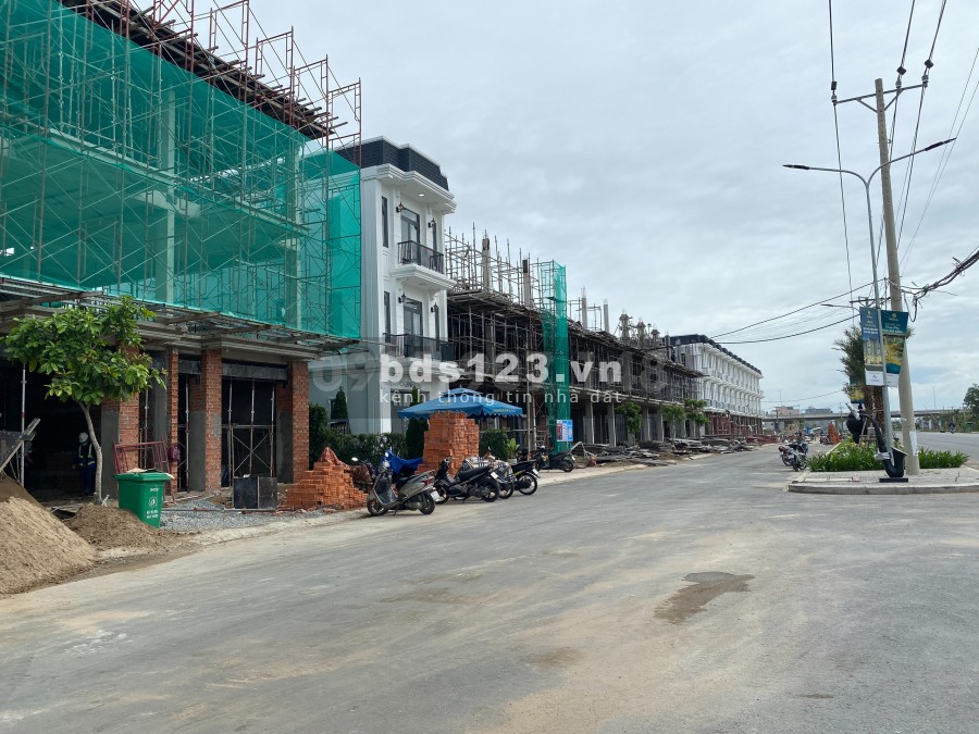 Đất nền diện tích 100m2 giá rẻ sổ hồng riêng cạnh chợ Hưng Long Bình Chánh bao GPXD