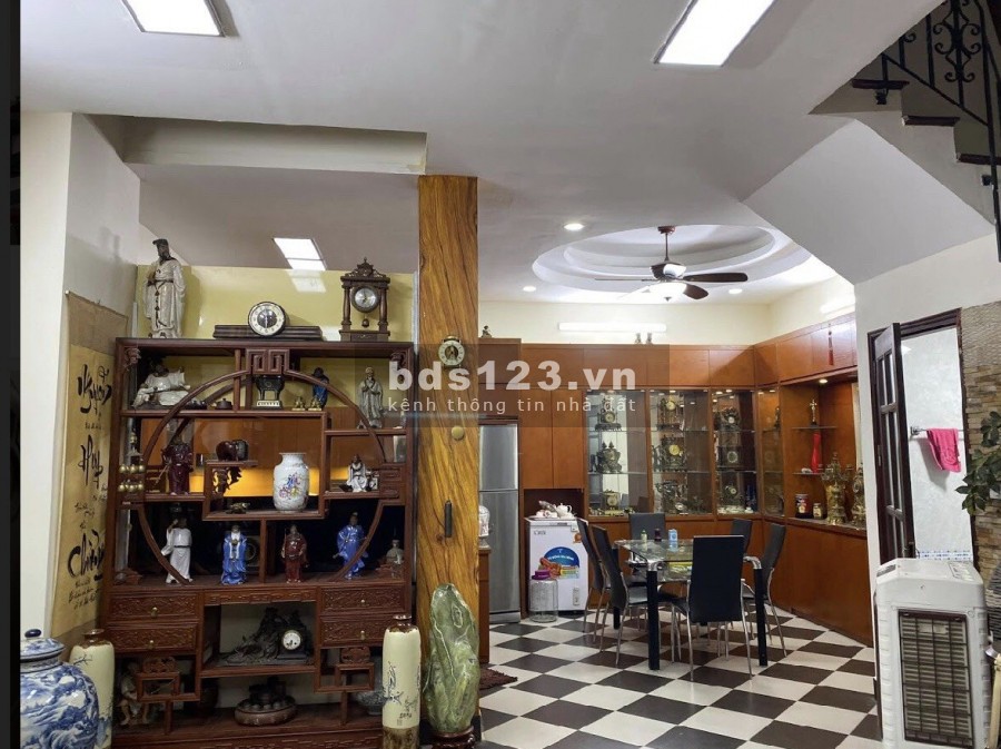 Bán nhà đường Chiến Thắng, nhà rộng ở chất, diện tích 45m2, giá 3.1 tỷ, lh 0973525668