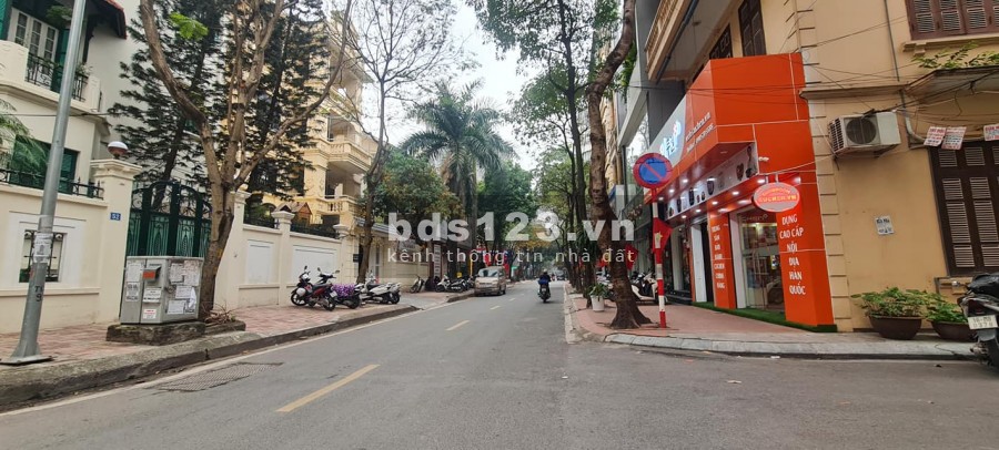Bán biệt thự khu giao lưu đẳng cấp hoàng gia 3 mặt phố DT 415m2 giá 68 tỷ.
