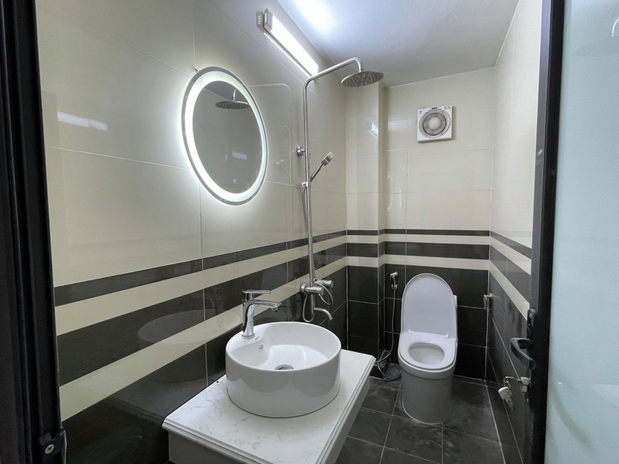 Cần bán căn nhà 4,5 tầng 42m2 Ô tô đỗ cửa trung tâm Quận Cầu Giấy giá nhỉnh 4 tỷ