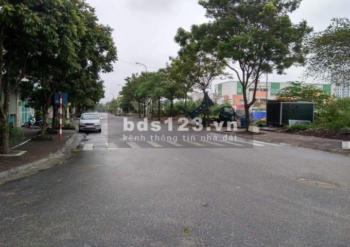 Bán 62m2 đất Giang Biên thoáng mát đường rộng ô tô tránh vỉa hè rộng kinh doanh tốt