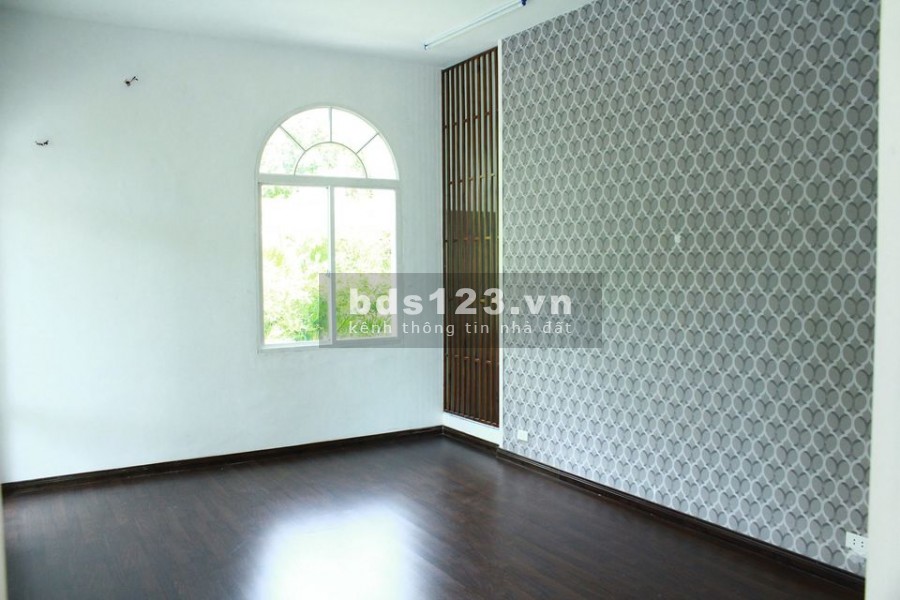 Cho thuê nhà Villa diện tích 430m2, sân vườn, 1 trệt, 1 lầu 4 phòng ngủ, Quận 2, an ninh