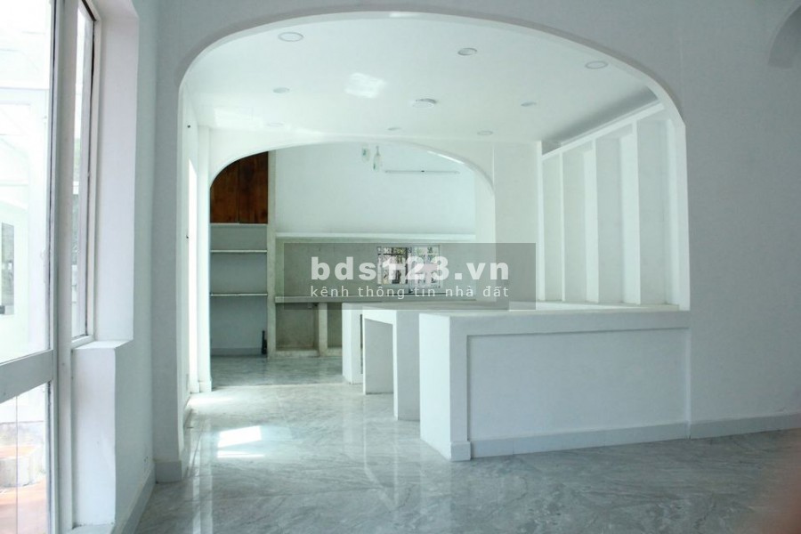 Cho thuê nhà Villa diện tích 430m2, sân vườn, 1 trệt, 1 lầu 4 phòng ngủ, Quận 2, an ninh