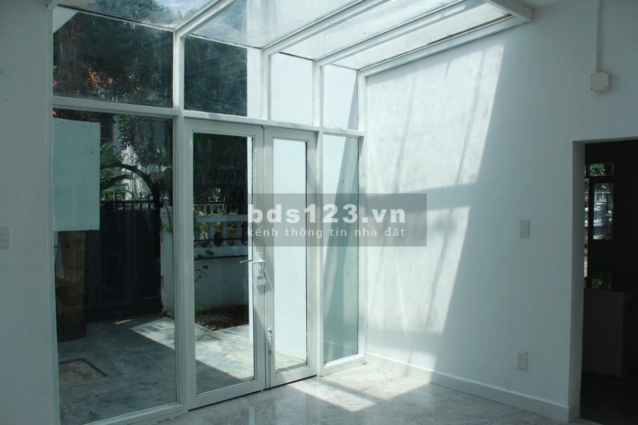 Cho thuê nhà Villa diện tích 430m2, sân vườn, 1 trệt, 1 lầu 4 phòng ngủ, Quận 2, an ninh