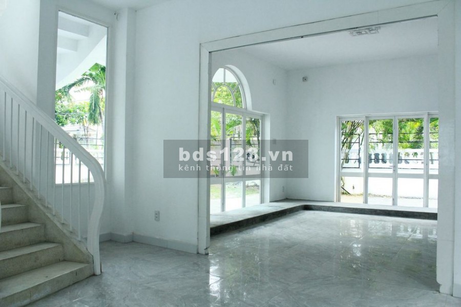 Cho thuê nhà Villa diện tích 430m2, sân vườn, 1 trệt, 1 lầu 4 phòng ngủ, Quận 2, an ninh