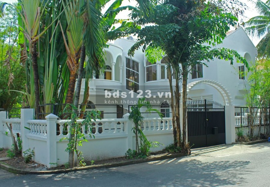 Cho thuê nhà Villa diện tích 430m2, sân vườn, 1 trệt, 1 lầu 4 phòng ngủ, Quận 2, an ninh