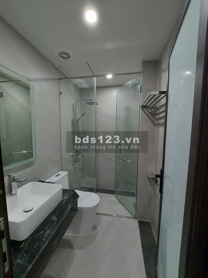 Bán Gấp nhà Phố Lạc Long Quân 155m2, 9 tầng, MT 6.5m. Vị trí đắc địa cho thuê Doanh Thu 2 tỷ / năm