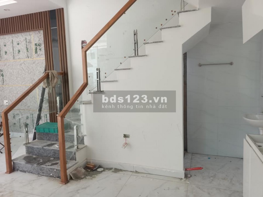 Cực phẩm miếu 2 xã, 4 tầng diện tích sử dụng 50m2 giá chỉ 2,1 tỷ, mặt tiền 4m, sổ sẵn