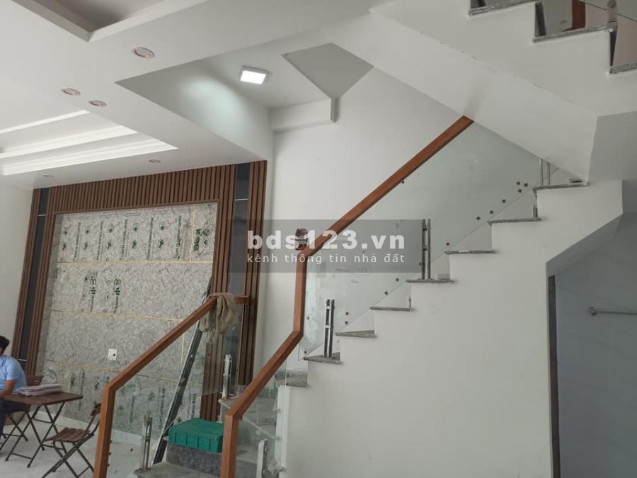 Cực phẩm miếu 2 xã, 4 tầng diện tích sử dụng 50m2 giá chỉ 2,1 tỷ, mặt tiền 4m, sổ sẵn