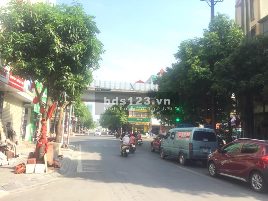 Cần bán nhà mặt phố Lý Thường Kiệt, kinh doanh ô tô tránh, vỉa hè rộng, sổ đỏ vuông đẹp