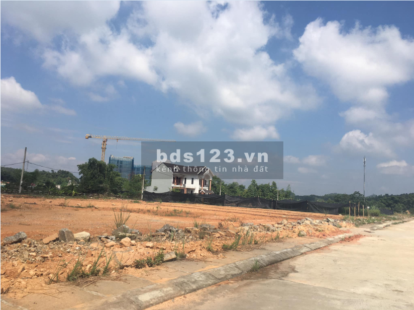 Đất phân lô Yên Bái, giá từ 400 triệu/lô dt 100m2, mt 5m, đường Nguyễn Tất Thành, sổ sẵn