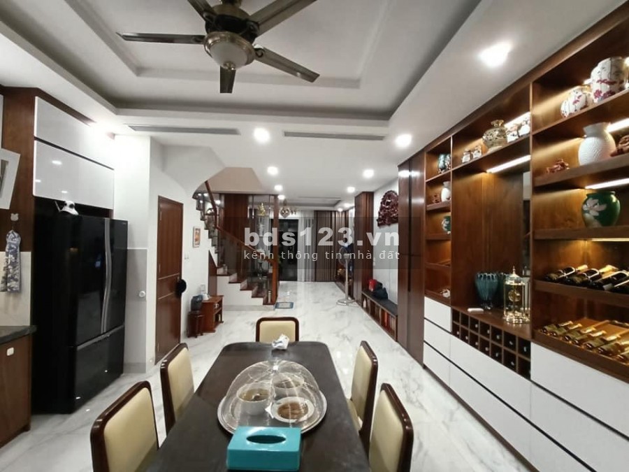 Bán nhà nguyên căn ô tô ra vào thoải mái đường Trần Thái Tông, diện tích 38m2, giá 5.3 tỷ