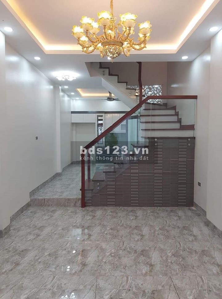 Bán gấp nhà nguyên căn Nguyễn Văn Cừ, 5 tầng, dt 42.4m2, ô tô đỗ cửa, giá nhỉnh 4 tỷ