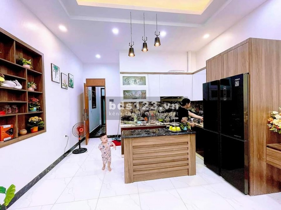 Bán nhanh nhà ở phố Gia Thuỵ Quận Long Biên, nhà đẹp lung linh dt 37m2, giá 2 tỷ 5