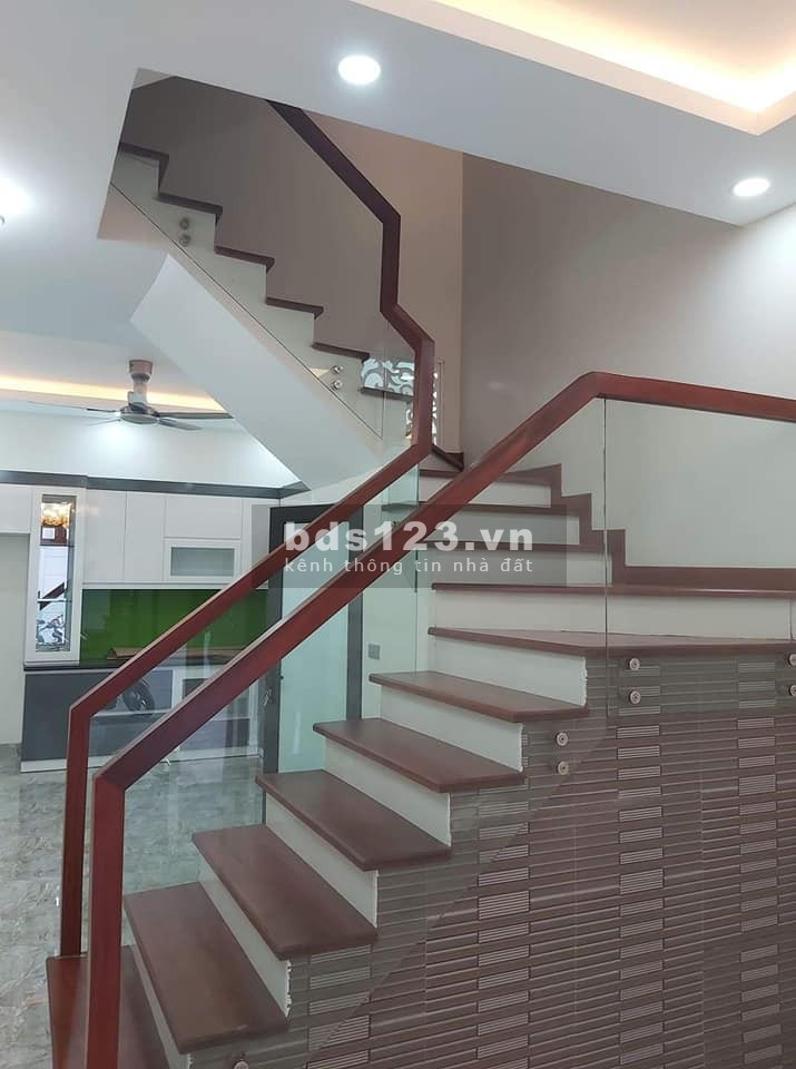 Bán nhanh nhà ở phố Gia Thuỵ Quận Long Biên, nhà đẹp lung linh dt 37m2, giá 2 tỷ 5